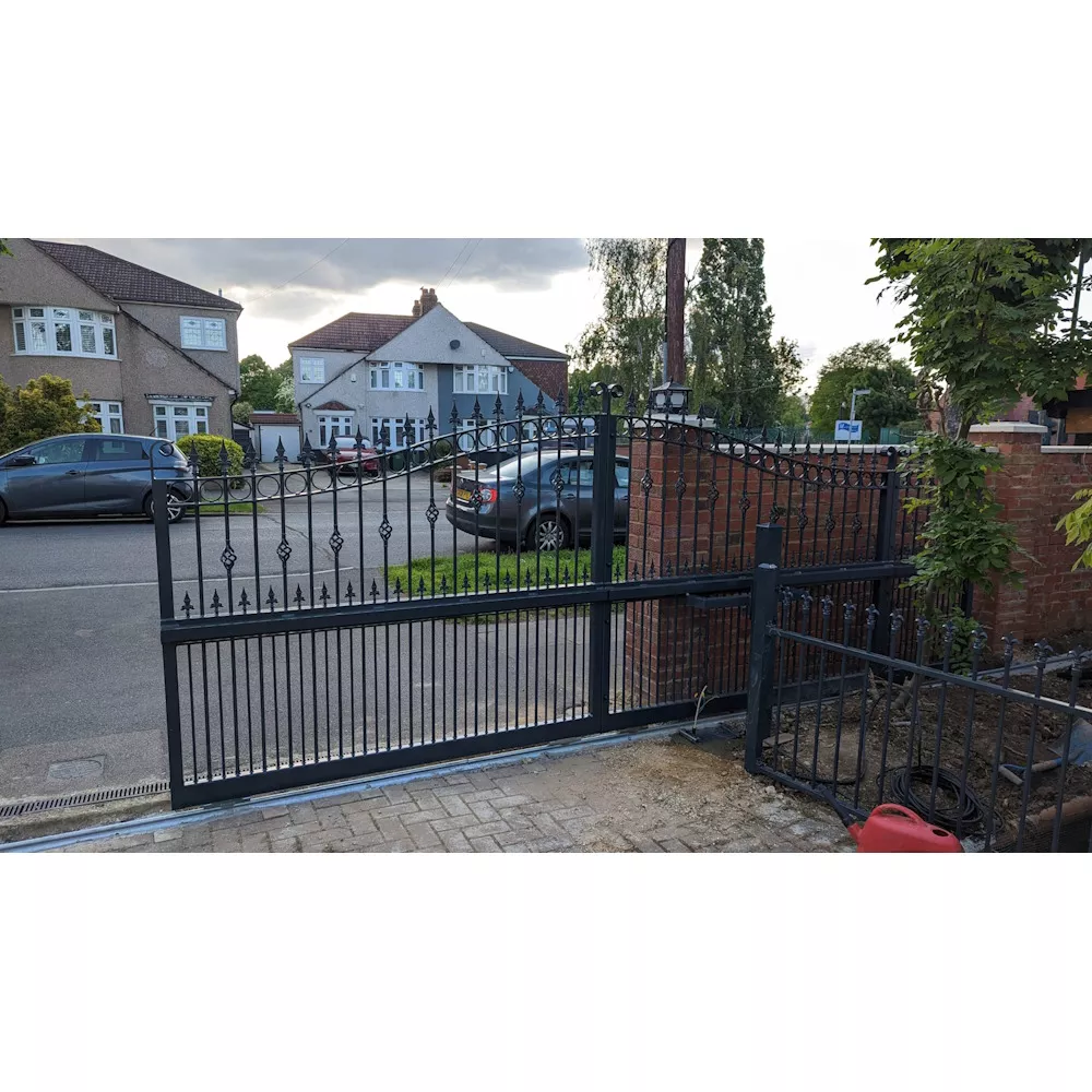 Goldsworth Sliding Gate - rear view