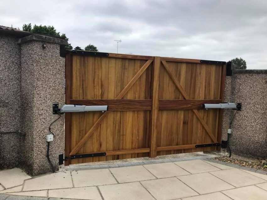 Guildford Hardwood Driveway Gate rear