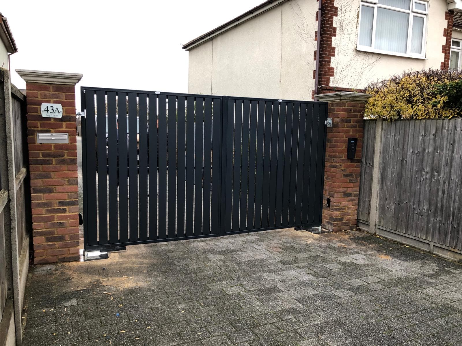 Modern Driveway Gate - The Henley with Anthracite Grey