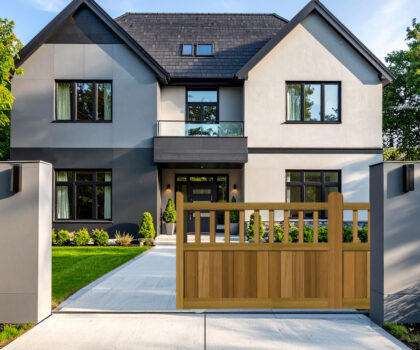 Sliding Gates in Hardwood - with Spindles - The Baywood open