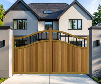 Sliding Gates in Hardwood - Swan Top with Spindles - The Outwood