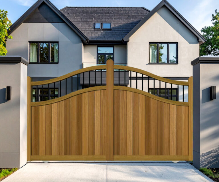 Sliding Gates in Hardwood - Swan Top with Spindles - The Outwood