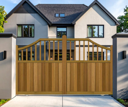 Sliding Gates in Hardwood - with Spindles - The Norfolk