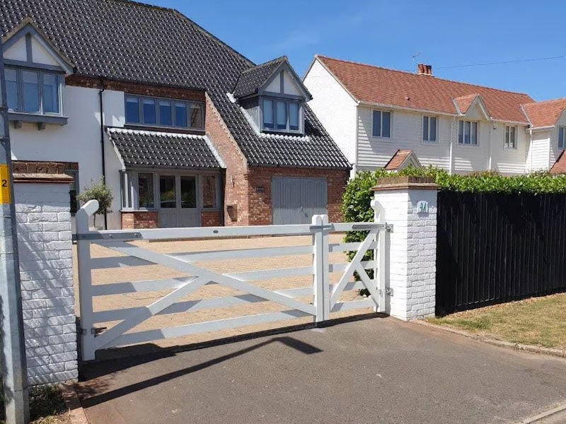 Arch-Top-Fied-Gate-in-White-2
