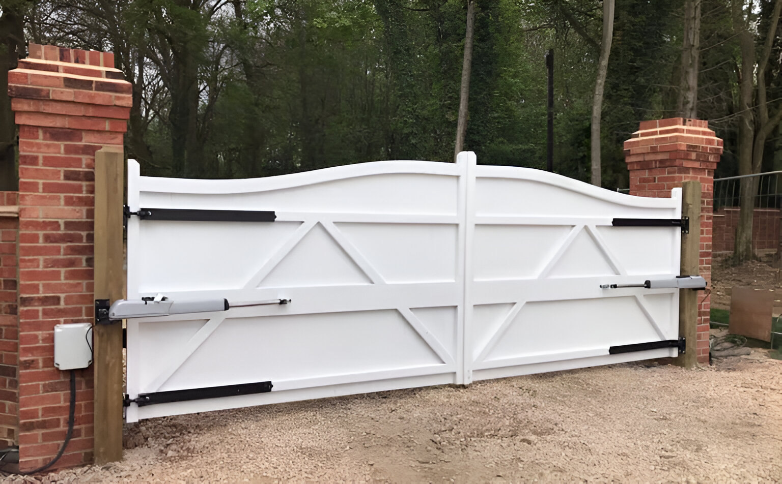 Wooden gate in white with electric automation